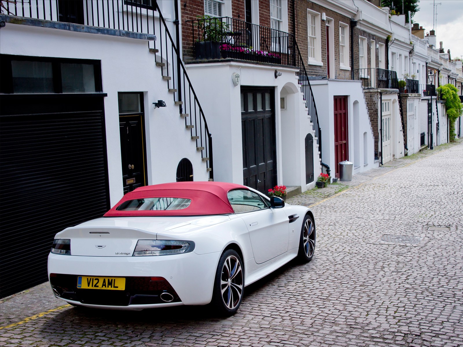 Aston Martin V12 Vantage Roadster 2013